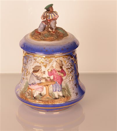  
Scatola porta tabacco in porcellana policroma con decori in oro. 
 altezza cm 23 con coperchio