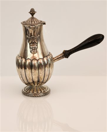  
Ciocolatiera in argento. Punzoni Maastricht fine del XVIII secolo 
 Peso g 440