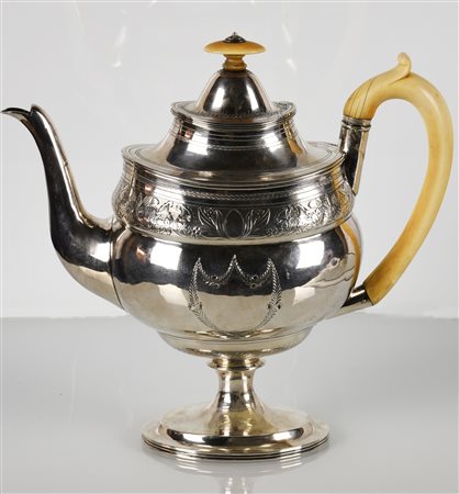  
Caffettiera in argento sterling con manico e pomo in osso. Londra, 1871. 
 peso g 633