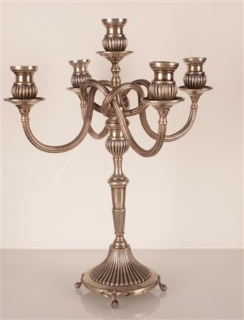  
Candelabro a 5 luci in argento 833/000  con base circolare, fusto scanalato e bracci di linea mossa 
 altezza cm 43; g 1548