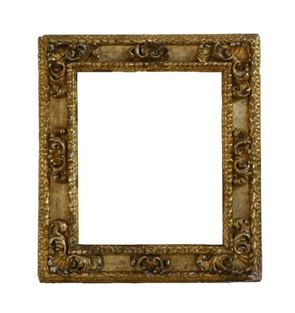  
Manifattura italiana fine del XVIII secolo Importante cornice a cassetta in legno scolpito, intagliato e dorato con applicazioni a pastiglia. 
 luce: cm 52x41; cornice cm 76x65