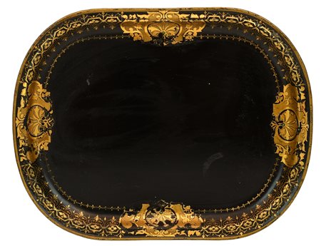  
Gruppo di tre vassoi in ferro dipinti a motivi geometrici e floreali dorati. Sicilia, metà del XIX secolo. 
 