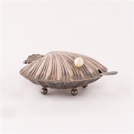  
Zuccheriera con cucchiaino in argento vermeille a forma di conchiglia con perla all'apertura XIX Sec.
 cm 6x13x16; peso g 268 ca