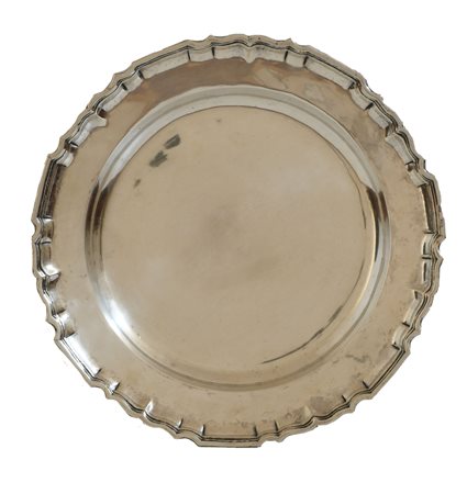  
Grande piatto in argento sagomato . Punzoni aquila di Palermo Console "Giovanni Costanza" 1752. 1752
 