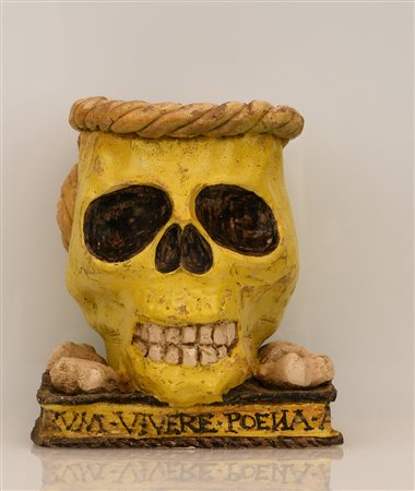  Manifattura di Caltagirone del XIX secolo. Teschio in maiolica policroma recante alla base motto in latino di Bernardo di Chiaravalle (Nasci miserum vivere poenia angustia mori)  