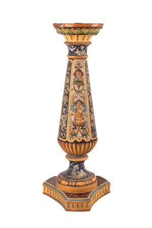  
Colonna in maiolica di area metaurense con decori a raffaellesche policrome ispirate alla maiolica di Urbino della seconda metà del Cinquecento. 
 cm 98,5x40; alla sommità Ø cm 27