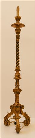  
Alta torciera in legno intagliato e dorato di gusto storicista con fusto a torciglione e decori fogliati. 
 altezza cm 180