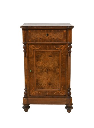  
Comodino Luigi Filippo in noce e radica sul fronte. Intarsiato in acero.  
 cm 93,5x54x38