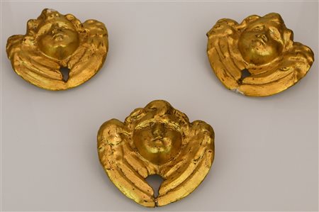  
Lotto di tre cherubini in legno intagliato e dorato 
 cm 13,5x13,5