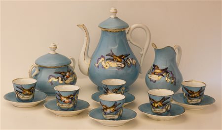  
Servizio da caffè in porcellana azzurra e bianca con decoro di cardellino policromo che regge nel becco cartiglio lumeggiato in oro con la scritta Ricordo.  1870 circa
 