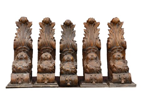  
Quattro mensole da soffitto in legno intagliato con volto di bambino e racemi 
 cm