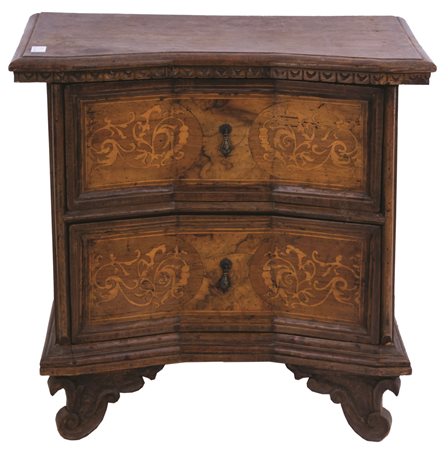  
Piccolo comodino a due cassetti sul fronte in noce con intarsi in radica. 
 