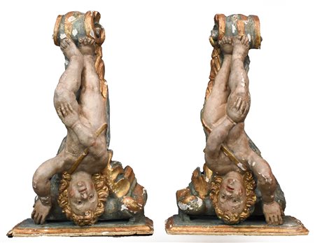 Manifattura romana del XVII secolo ( - ) 
Coppia di mensole in legno scolpito e dorato con angeli 
 cm 52x34x15,4