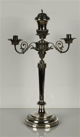  
Vincenzo Belli (Torino 1710 - Roma 1787). Importante candelabro a tre luci dell'orafo/argentiere Vincenzo Belli di Bartolomeo, seconda decade del XVIII secolo, Roma, Stato Pontificio.  
 peso g 1180 ca