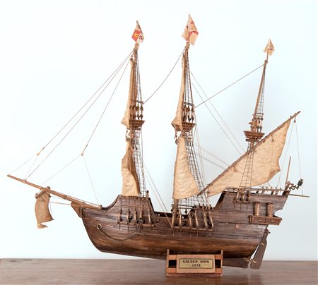 Manifattura italiana del XX secolo ( - ) 
Modello di "galeone Golden Hind" 
Legno cm 64x78x14