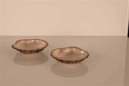  
Lotto di due salsiere in Sheffield con contenitore in vetro a forma di conchiglia 
 