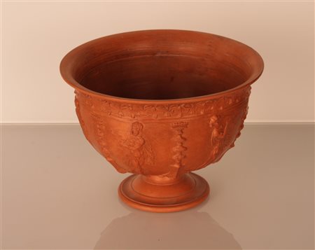  
Manifattura fiorentina della fine del XX secolo. Piccolo cratere corallino della tradizione ceramica etrusco-romana, interamente decorato con scene di suonatori nell'ultima decade del '900. 
 cm 13x20