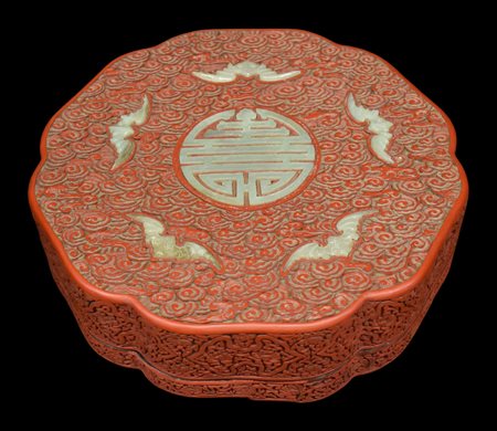 Cina scatola in lacca rossa con giade<br>dm 35 cm