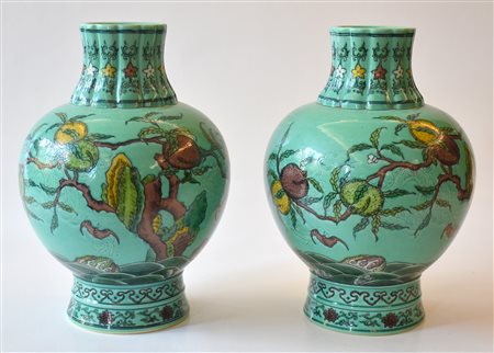 Cina coppia di vasi in porcellana, decorati con 