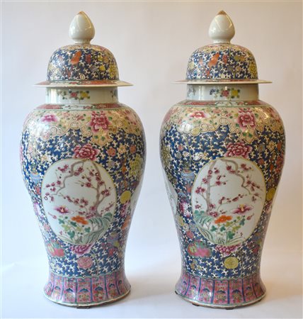 Cina coppia di vasi con coperchio, in porcellana 