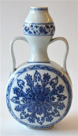Cina fiasca in porcellana bianca e blu<br>cm.x h. 