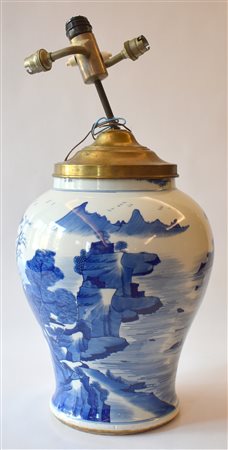 Cina vaso in porcellana bianco e blu montato a 