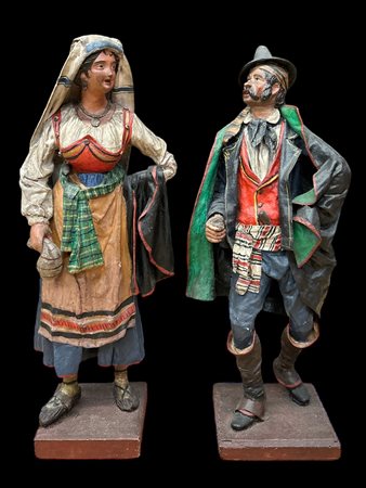 coppia di figure in cartapesta dipinta 
