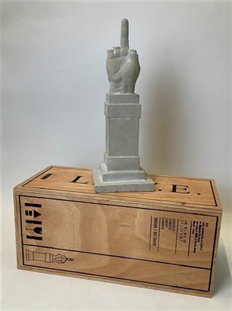 "Love" 
Riproduzione in scala 1:28 in gesso dell'opera di Maurizio Cattelan
h c