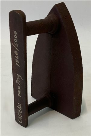 Man Ray "Cadeau" 
scultura multiplo in bronzo
h cm 17
Numerata, esemplare 1840/5