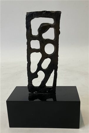 Scultura in metallo traforato su base in plexiglass nero
scultura h, cm 12; h,