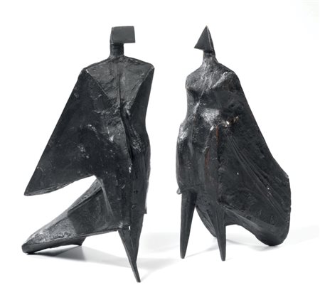 Lynn Chadwick Londra 1914 - 2003 Pair of Cloacked Figure IV, 1977 Coppia di...