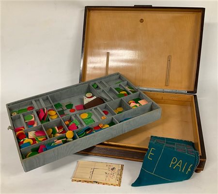 Cofanetto in legno grissinato contenente fiches e carte da gioco. Italia, metà