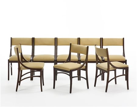 Otto sedie con struttura in legno, seduta e schienale rivestita in tessuto beig