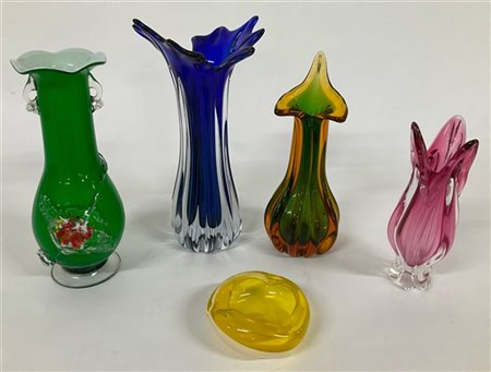 Manifatture diverse Lotto composto da quattro vasi e un posacenere in vetro poli