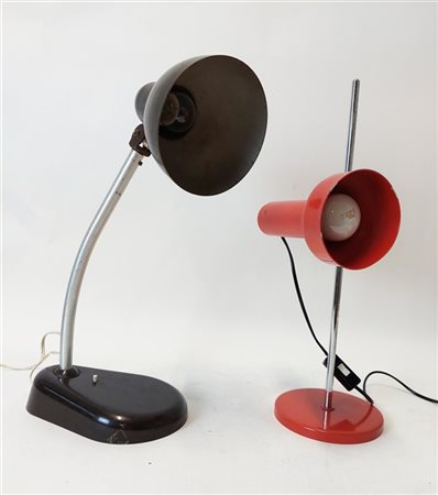 Una lampada da tavolo in metallo laccato rosso con stelo in acciaio orientabile