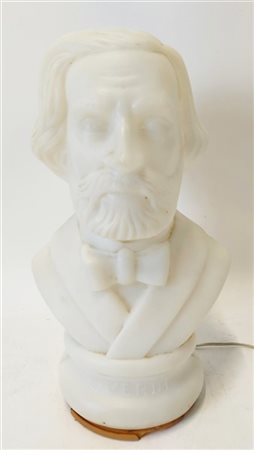Lampada da tavolo in plastica bianca raffigurante il busto di Giuseppe Verdi. I