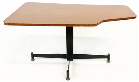 Tavolino con piano impiallacciato in teak di forma sagomata, struttura in metal
