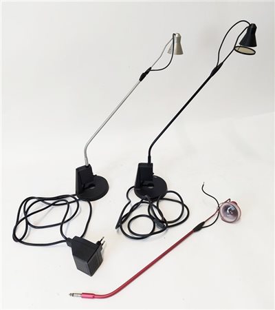 Alberto Meda Lotto di tre lampade da tavolo in alluminio anodizzato con braccio