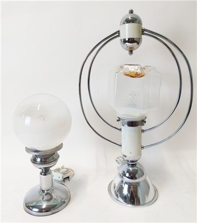 Lotto composto da due lampade da tavolo in metallo cromato, una con diffusore i