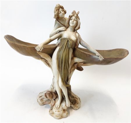 Royal Dux Alzata Liberty in ceramica con due figure di ninfe ed elemento vegetal