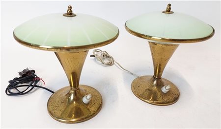 Coppia di lampade da tavolo in ottone con diffusore in vetro lattimo verdino. I