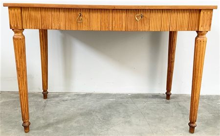 Tavolino in legno chiaro con gambe tornite e scanalate, fascia grissinata con d