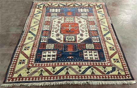 Tappeto Kazak Karatchoph, Caucaso, secolo XX. Decoro con medaglione ottagonale