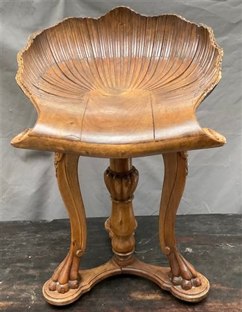 Sgabello da pianoforte a "grotto" in noce intagliato con seduta girevole a valv