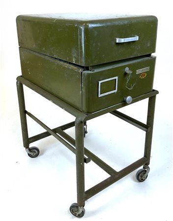 Classificatore in metallo verniciato verde, marcato Kardex. Italia, metà secolo