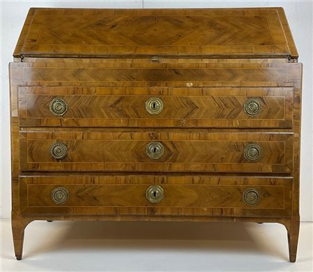 Ribalta lastronata e filettata in noce e legni vari, fronte a tre cassetti e ca