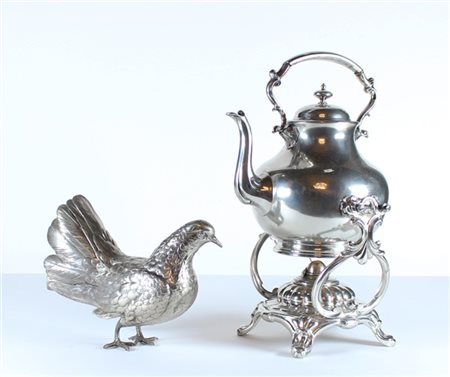 Lotto composto da un samovar in metallo con corpo liscio, presa del coperchio a