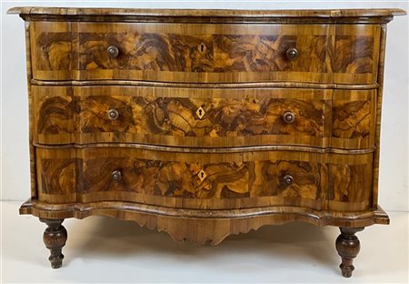 Cassettone emiliano lastronato in noce e radica di noce con fronte mosso a tre