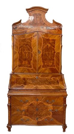 Trumeau lastronato, filettato e intarsiato in legni di varie essenze, con riser