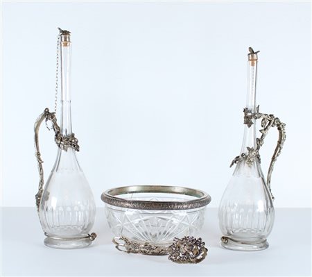 Lotto composto da due bottiglie in vetro con ghiere, tappi e prese in metallo a